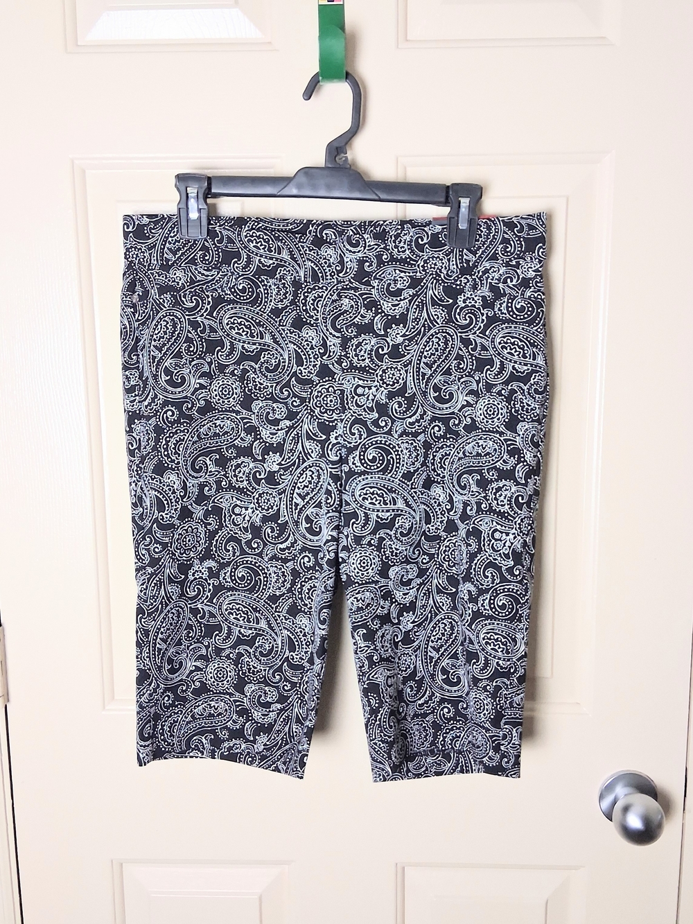 Rafaella Womens Comfort Bermuda Black Paisley Shorts Size 14 NWT